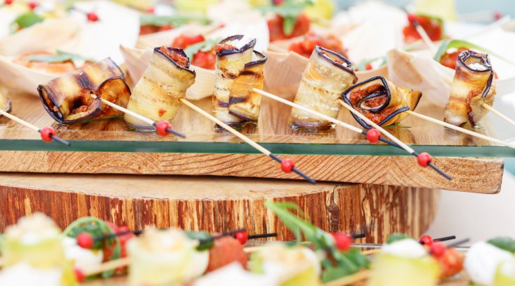 Канапе з баклажанів і помідорів на шпажках