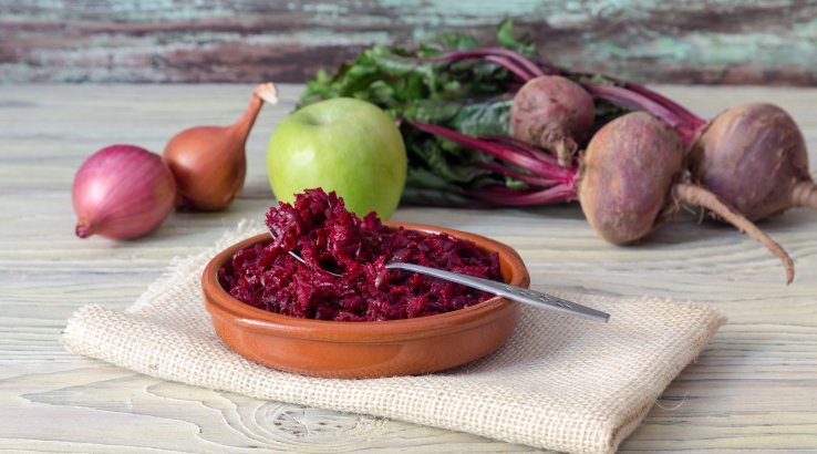 Тушкований молодий буряк із цибулею