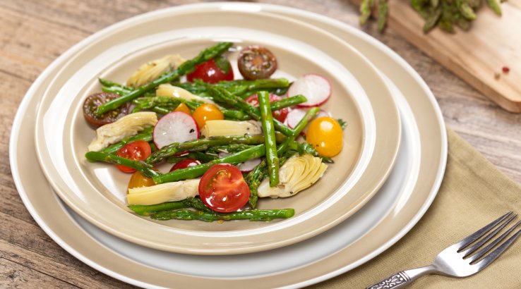 Салат із сирою спаржею, чері та редискою