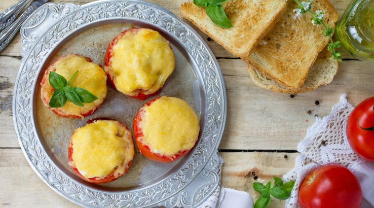 Яєчня з сиром у помідорах