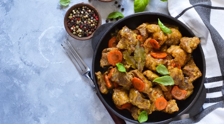 Курка з морквою та цибулею в сковороді