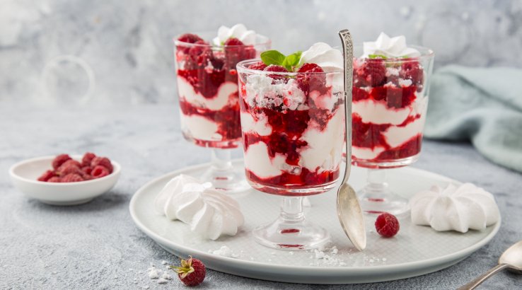 Безе з вершками і малиною у склянці