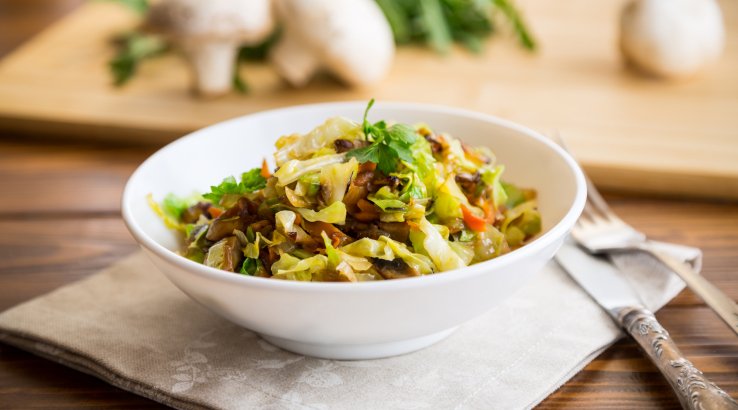 Молода капуста, тушкована з грудинкою