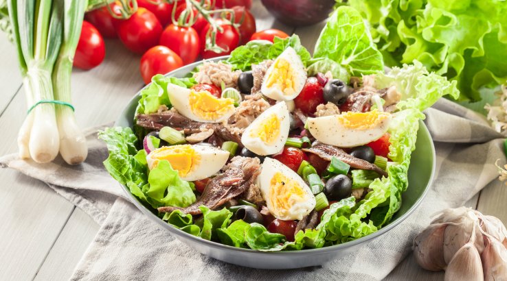 салат із тунцем та вареними яйцями