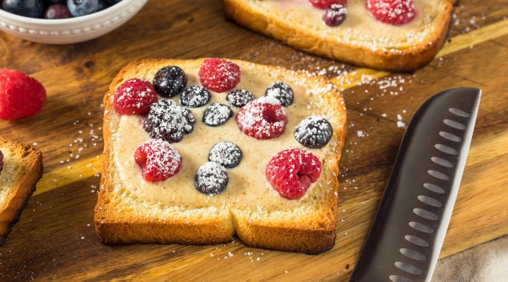 йогуртовий тост з ягодами