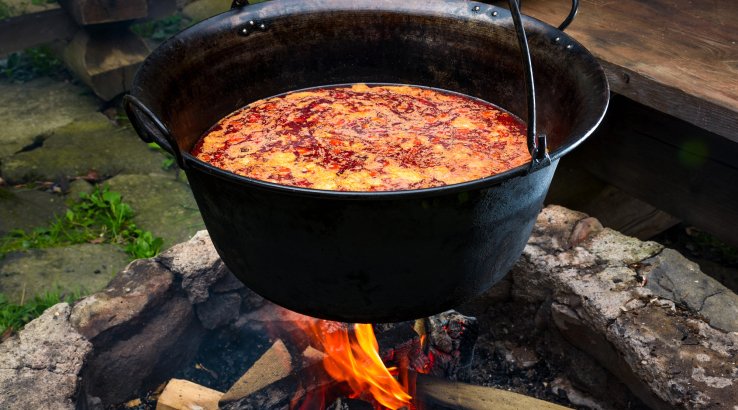 Гуляш у казані