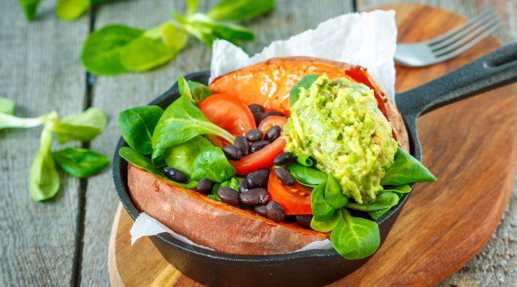 Солодка картопля з хумусом і квасолею