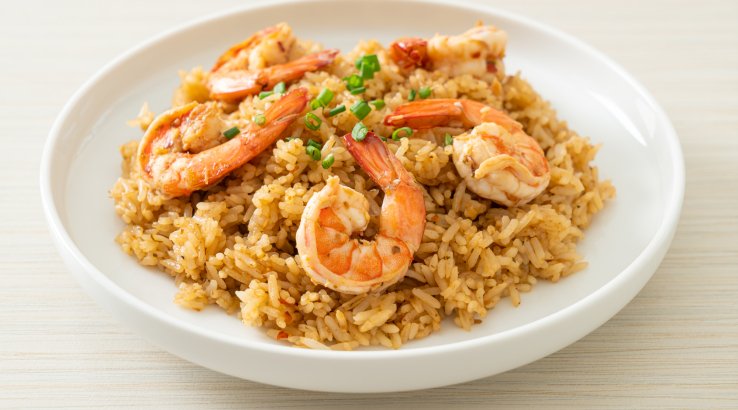Смажений рис з креветками та соєвим соусом