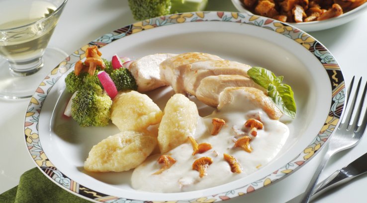 Курятина з галушками і овочами