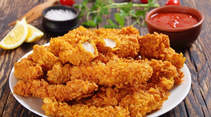 Курячі стрипси на сковороді