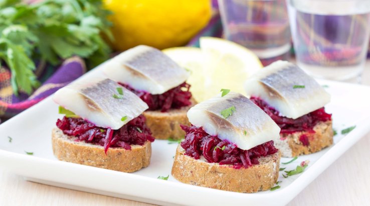 Канапка з буряком і оселедцем