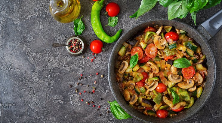 Гриби з помідорами і цукіні на пательні