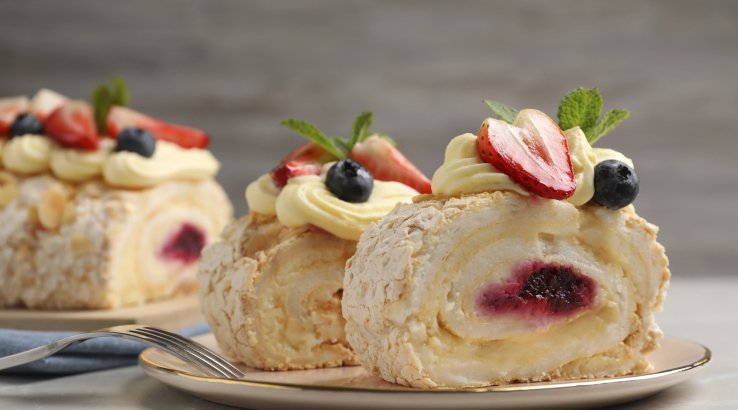 Меренговий рулет з полуницею та лохиною