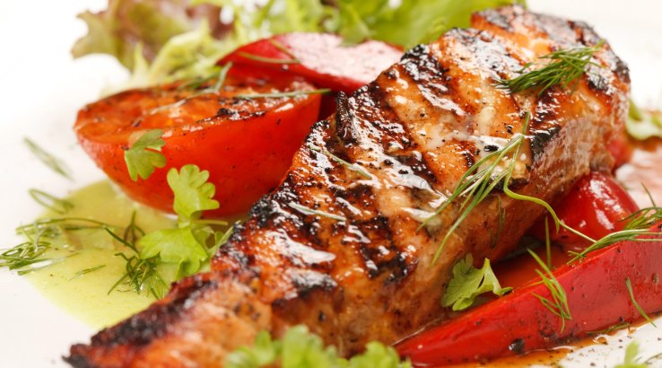 Лосось з молодим часником і томатним соусом