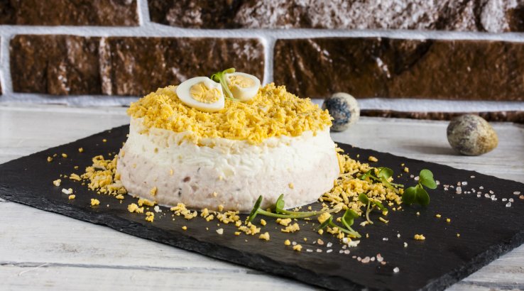 салат «Мімоза» на дошці