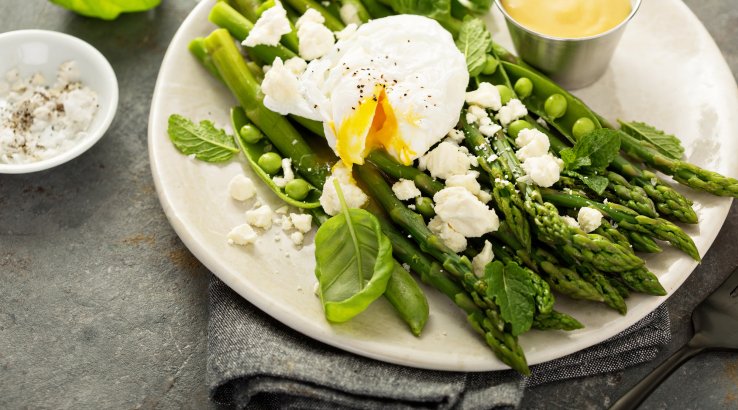 Весняний салат зі спаржі, горошку, фети та м’яти