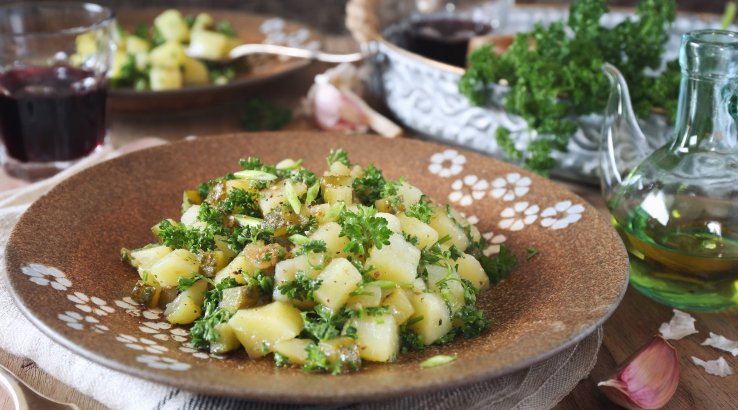 Салат із запеченою картоплею і бринзою