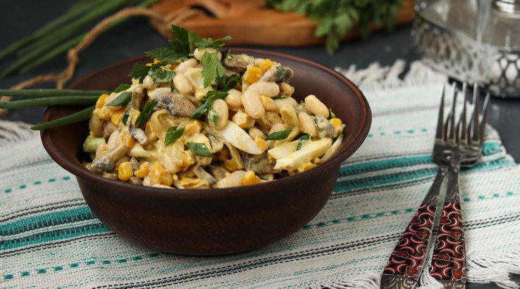 Салат з грибами, кукурудзою і квасолею