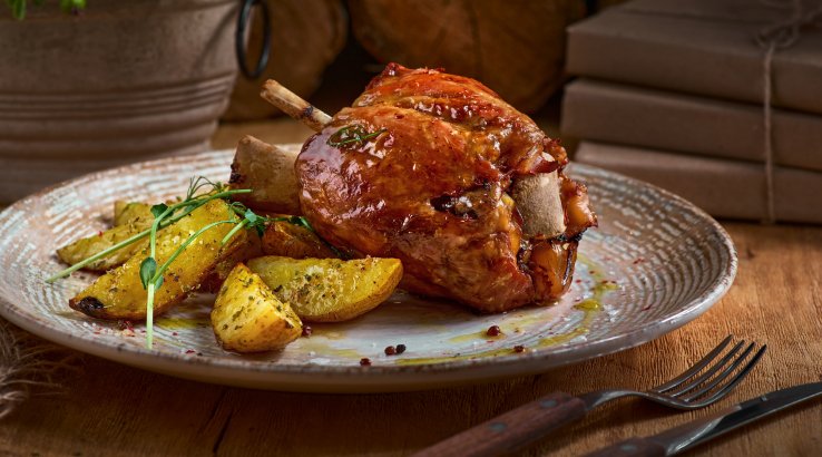 Запечена свиняча рулька з картоплею