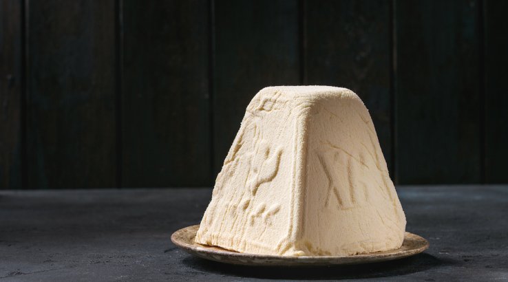 Сирна паска на темному фоні