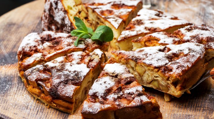 Бисквитный пирог с яблоками