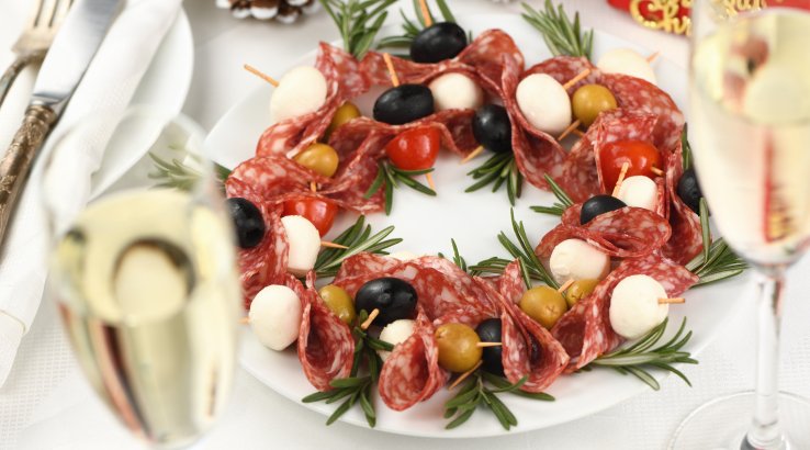 Святкова закуска з ковбасою