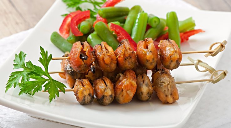 Смажені мідії на шпажках