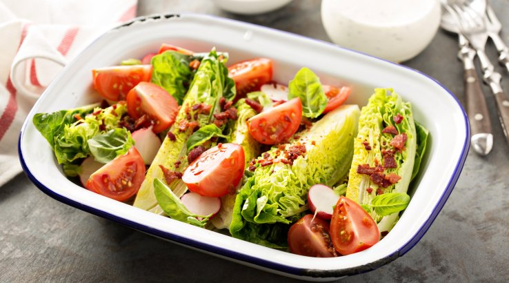 Салат из пекинской капусты и помидоров.