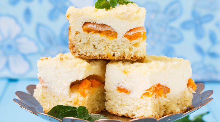 Сметанковий торт з персиками