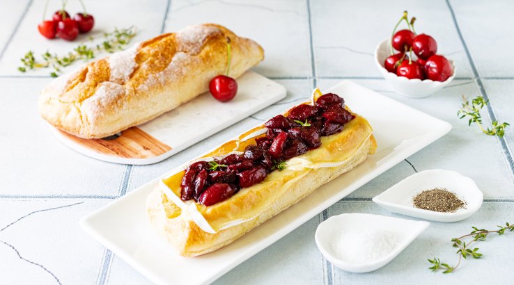 Брускета із сиром брі та компоте з черешні