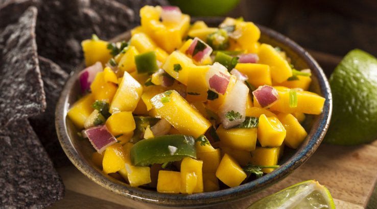 Манго з цибулею і перцем