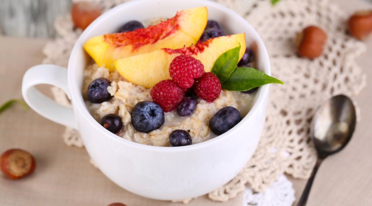 Вівсянка з фруктами в чашці