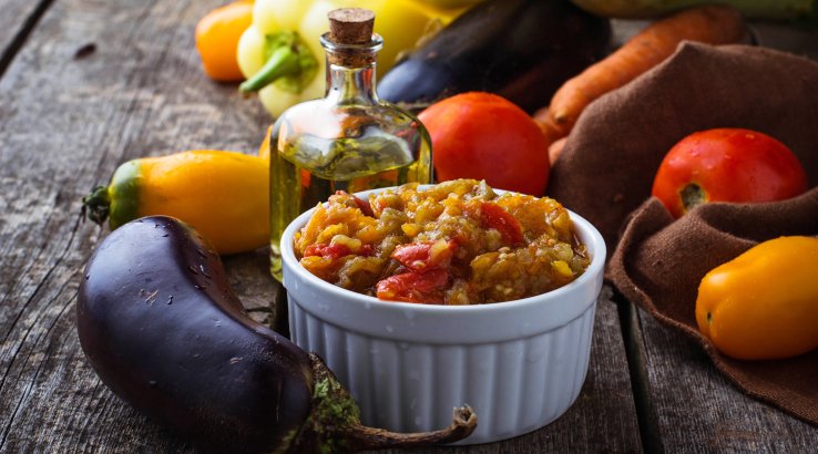 Закуска з баклажанів, перцю та помідорів