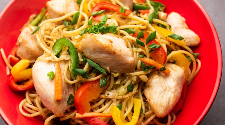 Спагеті з куркою та овочами