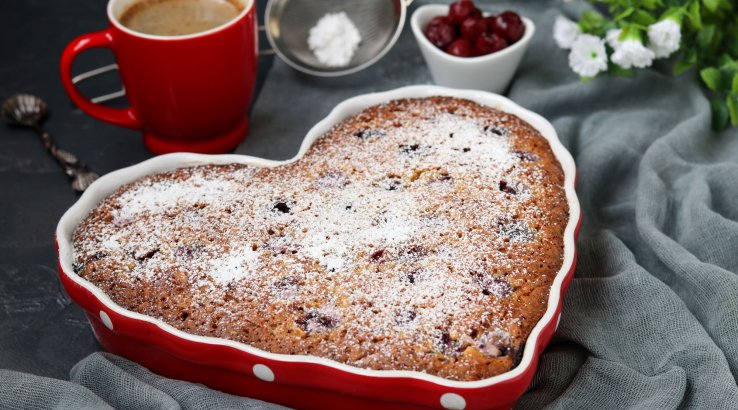 Вівсяний пиріг з вишнями у формі серця