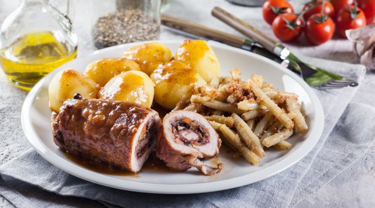 свинячі рулетики з начинкою