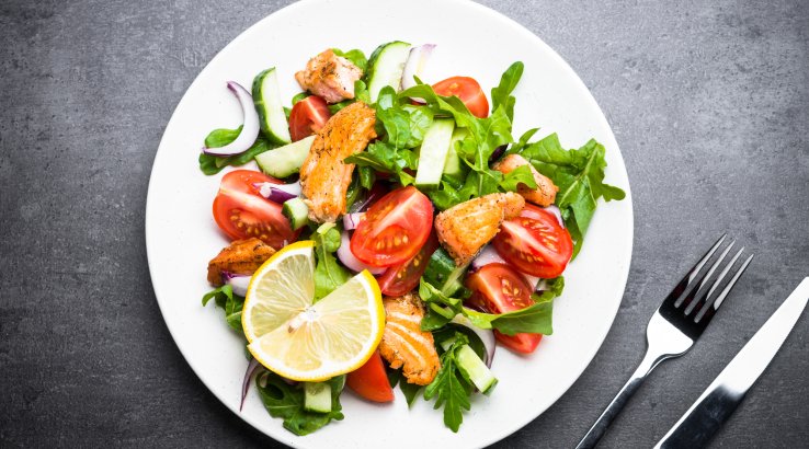 Салат з лососем з чері в азійському стилі