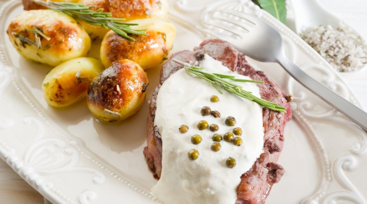 Стейк із соусом горгонзола