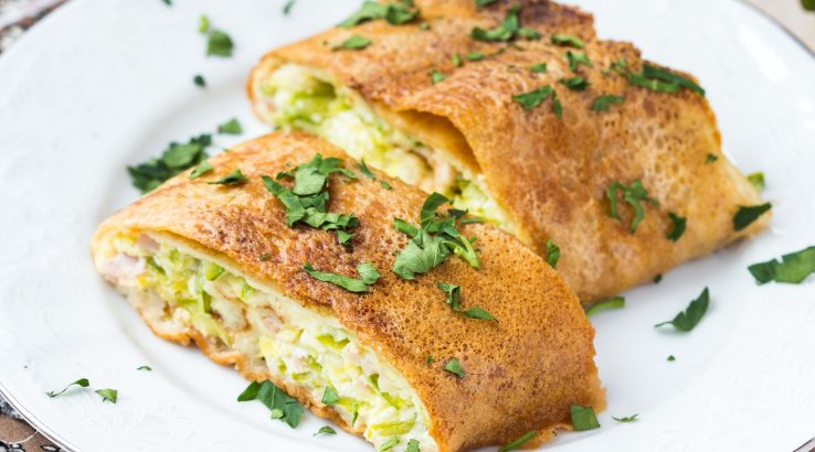 Млинці з пореєм, беконом і сиром