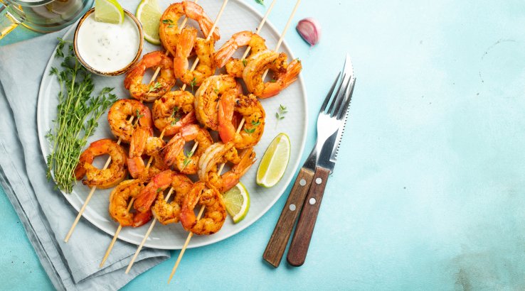 креветки на шпажках