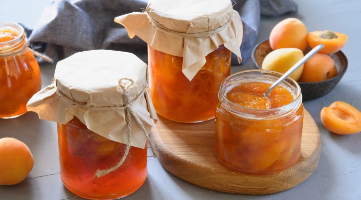 Абрикоси на зиму половинками