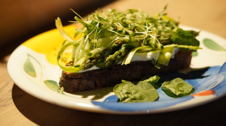 Тост гречаний з ікрою оселедця та спаржею