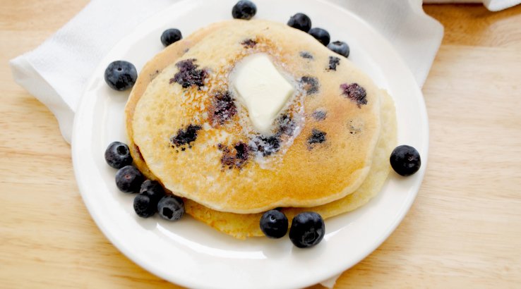 Вівсяно-сирні млинці з лохиною