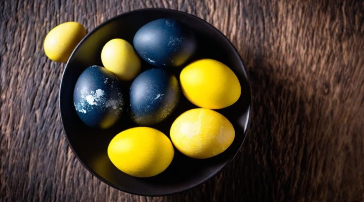 Як фарбувати яйця каркаде і куркумою