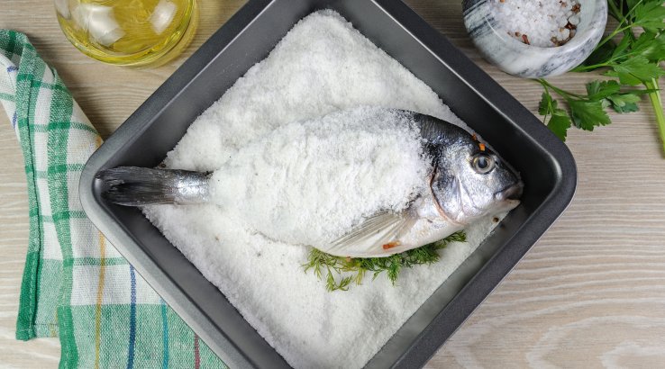 Запечений дорадо в солі