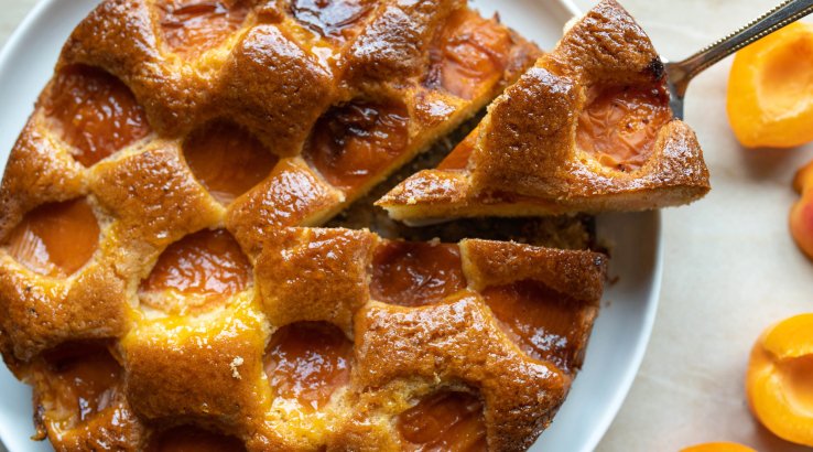 Шарлотка з абрикосами