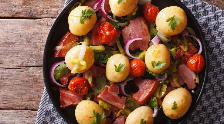 Молода картопля із шинкою і овочами