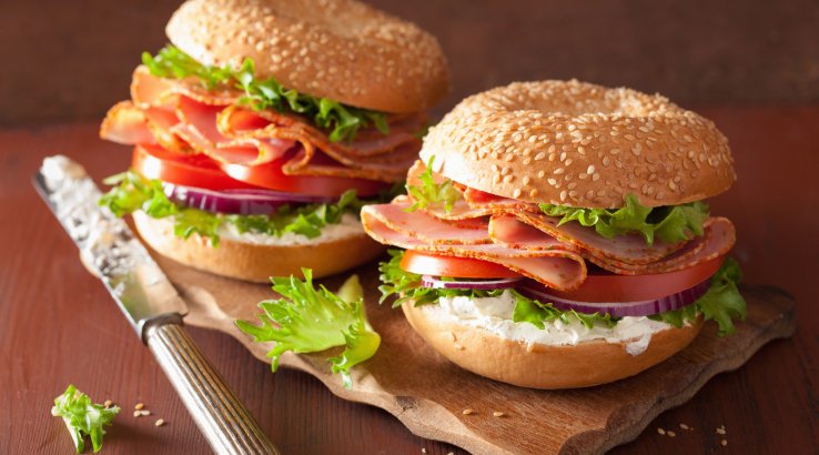 Сендвіч з овочами, шинкою і сиром