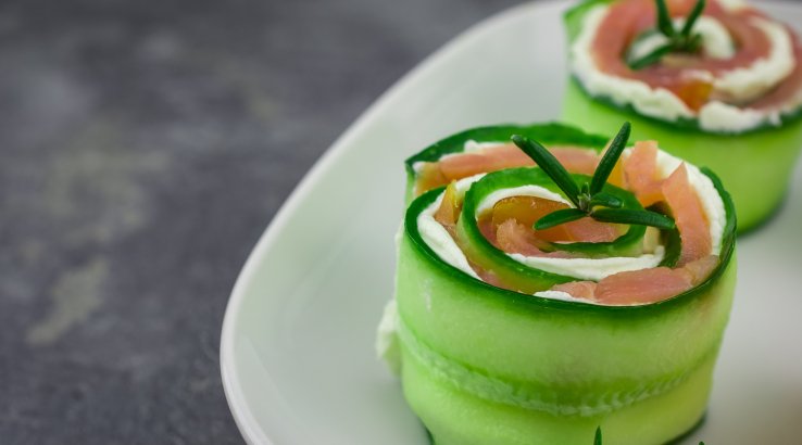 Рулетики з огірка та копченого лосося