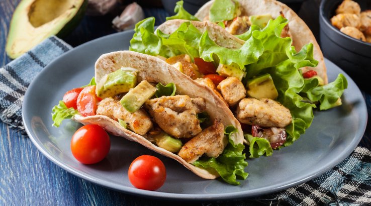 Тако з куркою та сальсою з авокадо